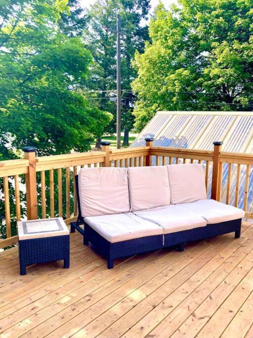 Victorian Guest Getaway-20mins To Glacier National Park-10mins To Airport! Columbia Falls