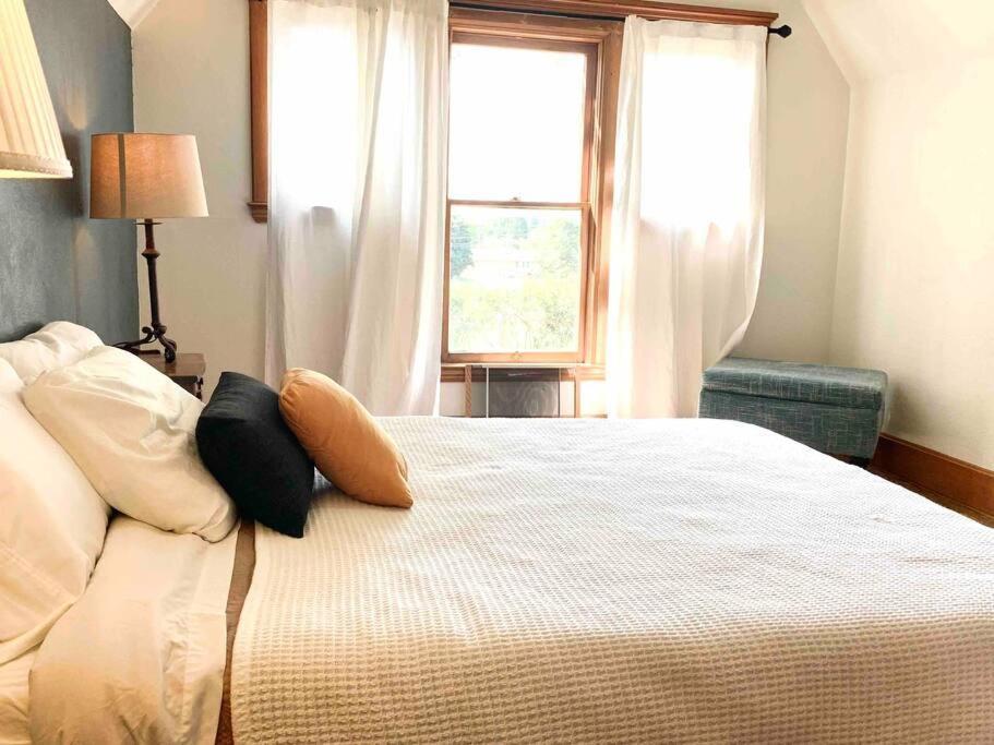 Victorian Guest Getaway-20mins To Glacier National Park-10mins To Airport! Apartment