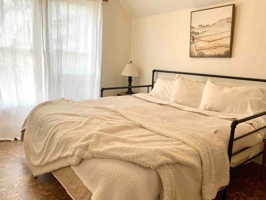 Apartment Victorian Guest Getaway-20mins To Glacier National Park-10mins To Airport!