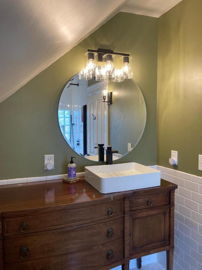 Victorian Guest Getaway-20mins To Glacier National Park-10mins To Airport! Columbia Falls