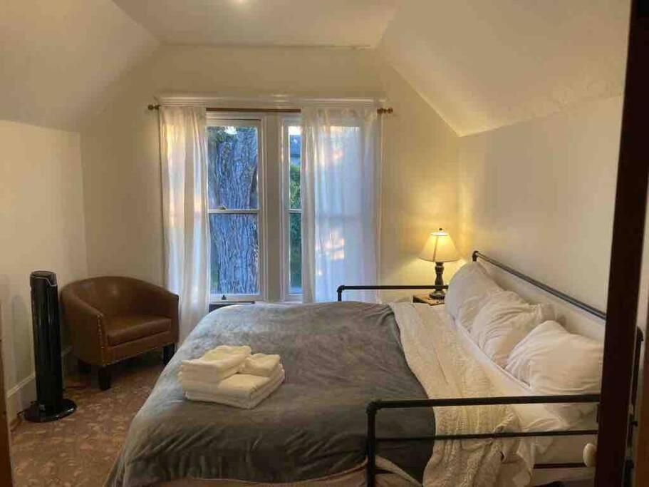 Victorian Guest Getaway-20mins To Glacier National Park-10mins To Airport! *